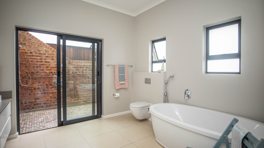 5 Bedroom Property for Sale in The Coves North West